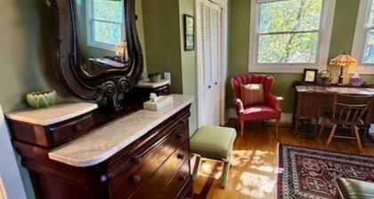 The Burnt Toast Inn- Master Suite