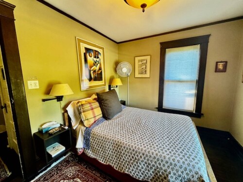 The Burnt Toast Inn- Gold Room