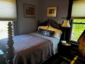 1 bedroom, iron/ironing board, WiFi, bed sheets - The Burnt Toast Inn-Purple Room (Ann Arbor)