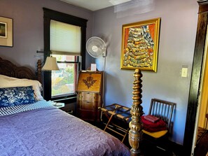 1 bedroom, iron/ironing board, WiFi, bed sheets - The Burnt Toast Inn-Purple Room (Ann Arbor)