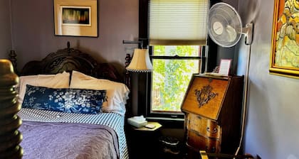 The Burnt Toast Inn-Purple Room