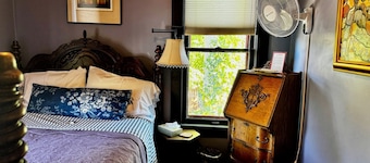 The Burnt Toast Inn-Purple Room