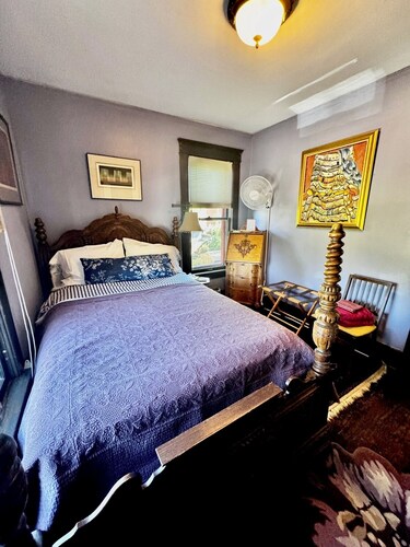 The Burnt Toast Inn-Purple Room