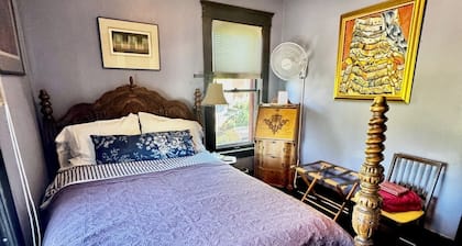 The Burnt Toast Inn-Purple Room