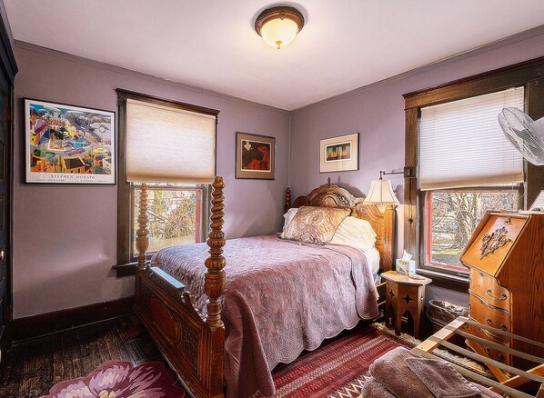 1 bedroom, iron/ironing board, WiFi, bed sheets - The Burnt Toast Inn-Purple Room (Ann Arbor)