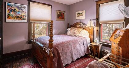 The Burnt Toast Inn-Purple Room