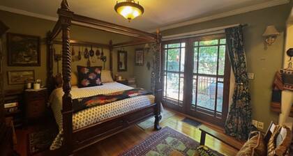 The Burnt Toast Inn- Green Room