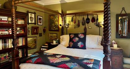 The Burnt Toast Inn- Green Room