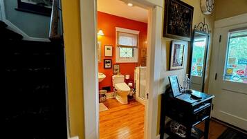 Shower, hair dryer, bidet, towels