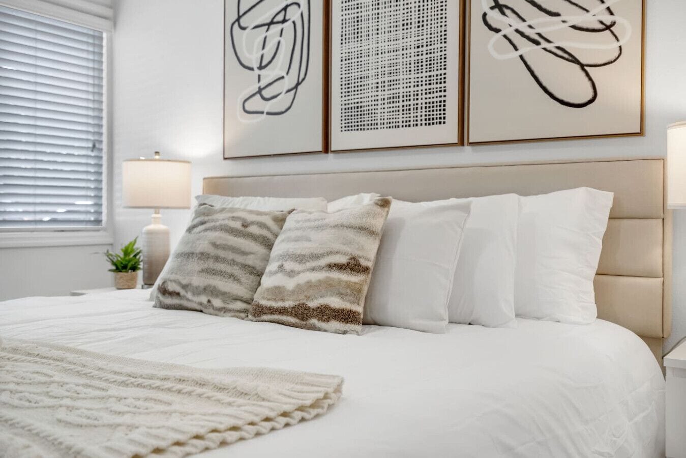 1 habitación, escritorio, tabla de planchar con plancha y cuna de viaje 