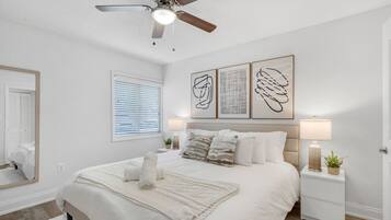 1 soverom, skrivebord, strykejern/-brett og reiseseng for barn