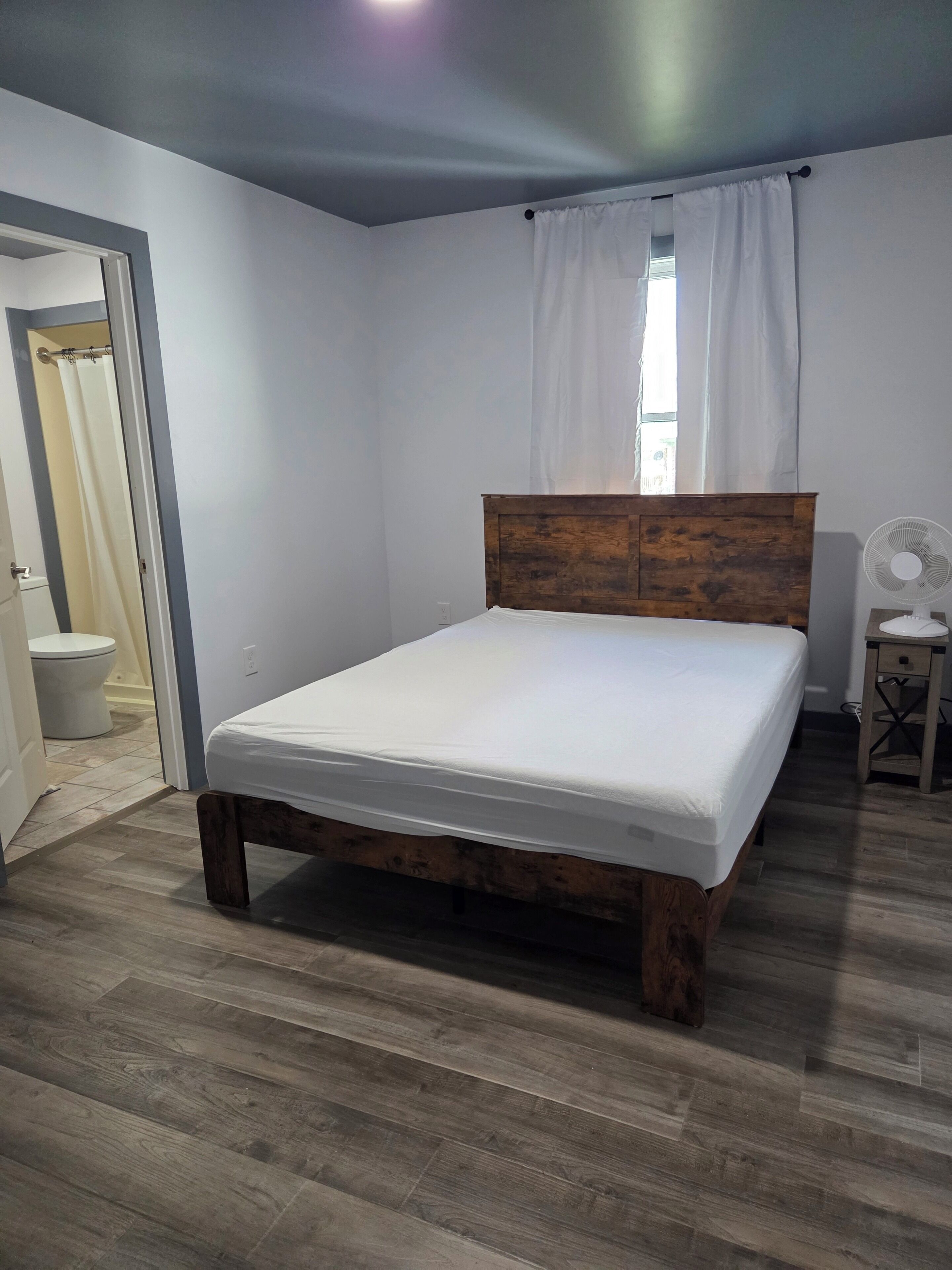 4 habitaciones, tabla de planchar con plancha, wifi y ropa de cama 