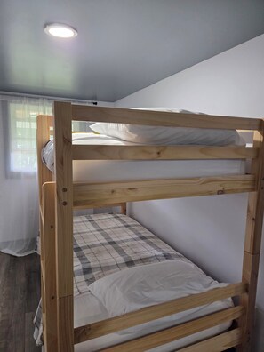 4 habitaciones, tabla de planchar con plancha, wifi y ropa de cama 