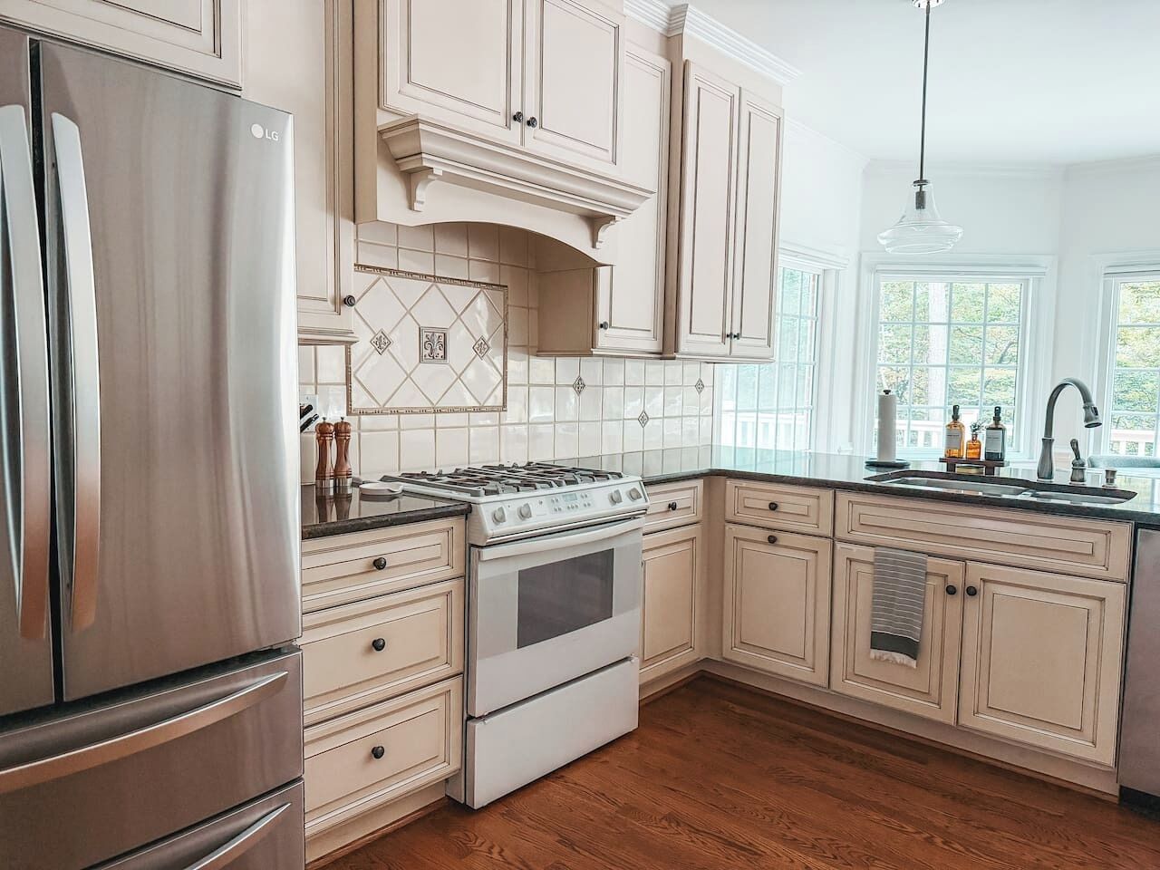 Frigorífico, microondas, horno y placa de cocina