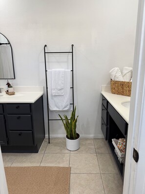 Chuveiro, secador de cabelo, toalhas de banho, sabonete