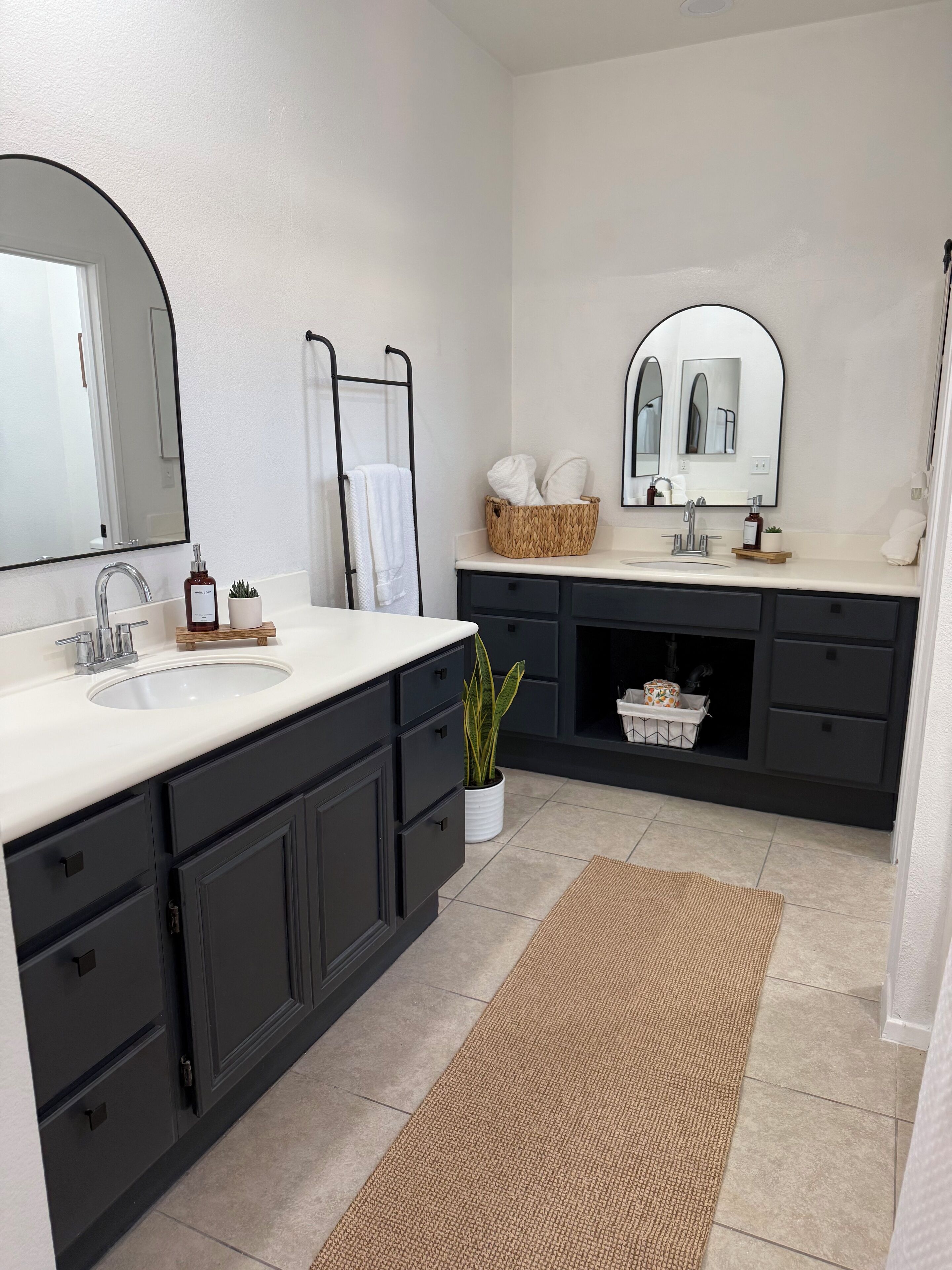 Een douche, een haardroger, handdoeken, zeep