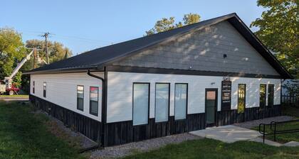 Huge 6BR House Downtown Dells - Right on Broadway!