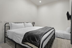 6 habitaciones, tabla de planchar con plancha y cuna de viaje 