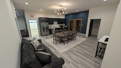 Huge 6BR House Downtown Dells - Right on Broadway!