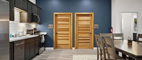 Jääkaappi, mikroaaltouuni, uuni, liesi