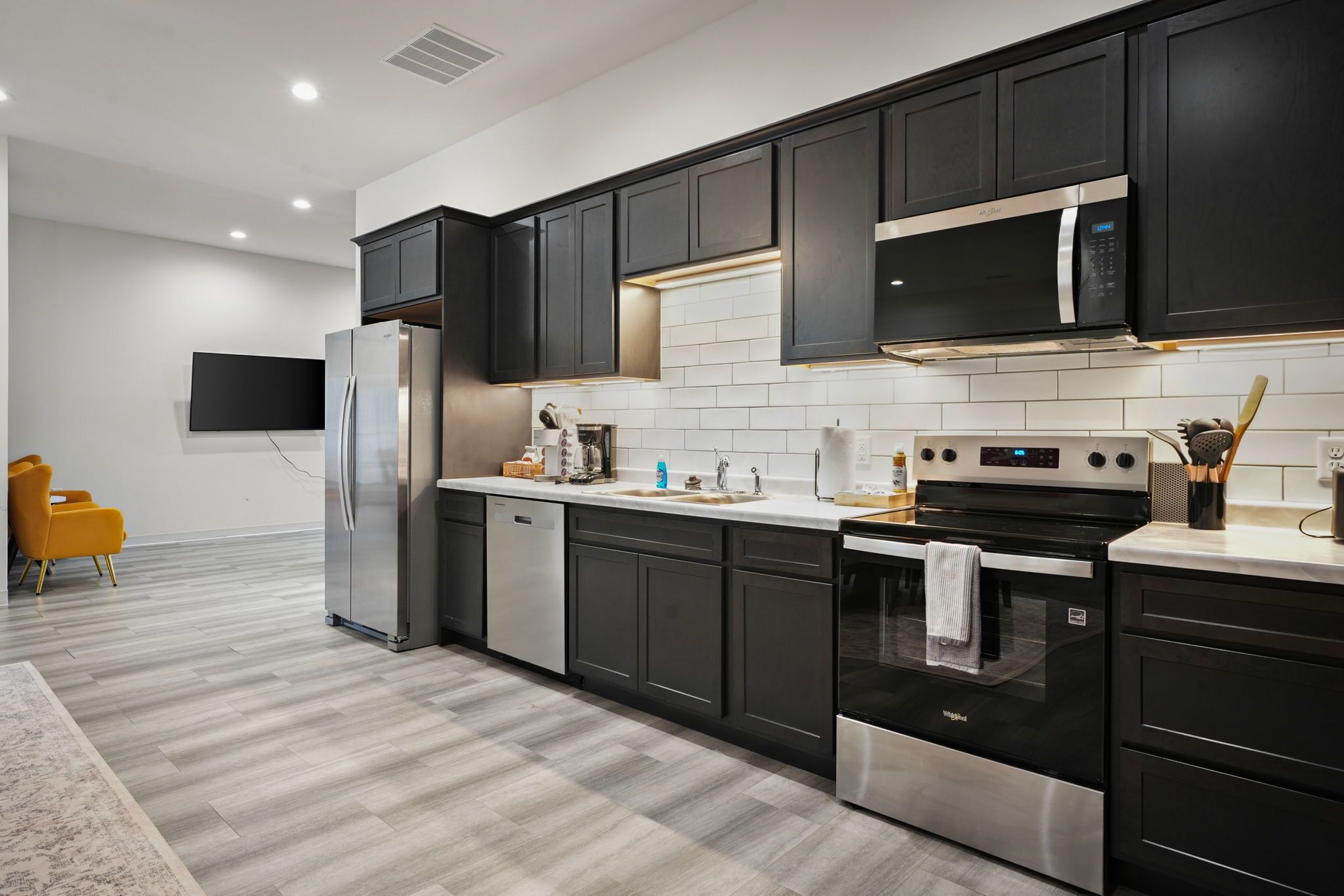 Réfrigérateur, micro-ondes, four, plaque de cuisson