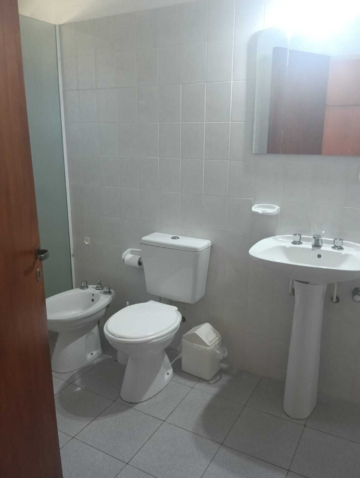 Douche, bidet, serviettes fournies, savon