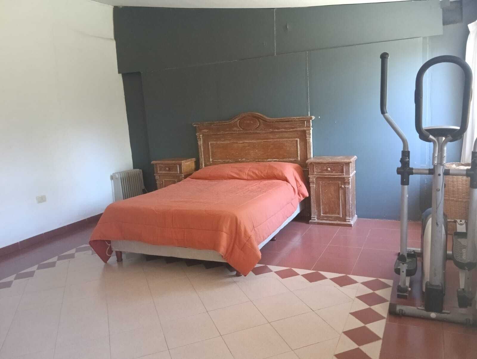 1 dormitorio, tabla de planchar con plancha, wifi y ropa de cama