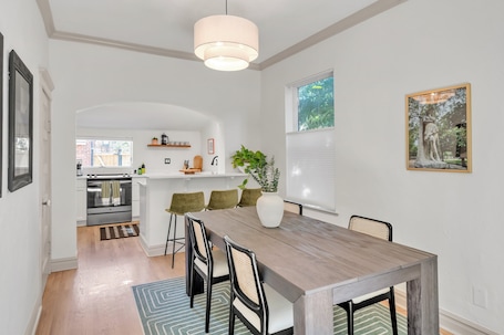Dining. 2 Bedroom Heritage Gem- Walk to Wash Park & Gaylord St Shops/Restaurants