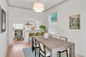Dining - 2 Bedroom Heritage Gem- Walk to Wash Park & Gaylord St Shops/Restaurants (Denver)