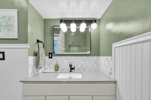 Hair dryer, towels, soap, toilet paper - 2 Bedroom Heritage Gem- Walk to Wash Park & Gaylord St Shops/Restaurants (Denver)
