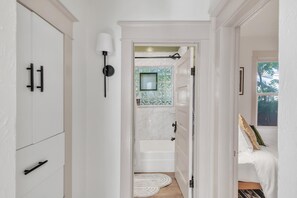 2 عدّة غرف نوم ومكواة/لوح كي وخدمة الإنترنت وملاءات أسرّة