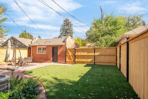 Outdoor dining - 2 Bedroom Heritage Gem- Walk to Wash Park & Gaylord St Shops/Restaurants (Denver)