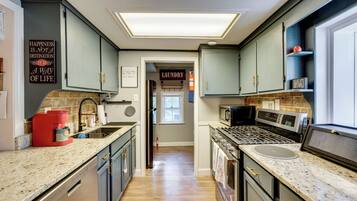 Jääkaappi, mikroaaltouuni, liesi, astianpesukone