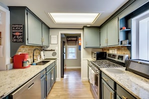 Jääkaappi, mikroaaltouuni, liesi, astianpesukone