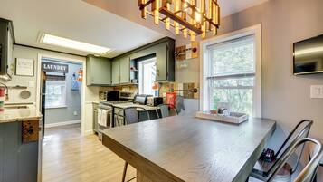 Jääkaappi, mikroaaltouuni, liesi, astianpesukone