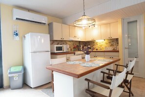 Een koelkast, een magnetron, een oven, een kookplaat