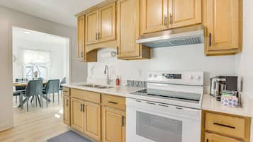 Réfrigérateur, micro-ondes, plaque de cuisson, cafetiÚre/bouilloire