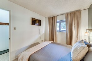 1 bedroom, Internet, bed sheets - Ski-In/Ski-Out Main Street Condo: Newly Renovated (Red River)