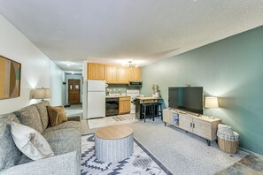 TV - Ski-In/Ski-Out Main Street Condo: Newly Renovated (Red River)