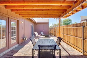 Outdoor dining - 5 Mi to Dtwn: Tucson Townhome w/ Pool Access! (Tucson)