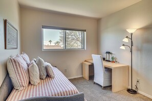 3 habitaciones, escritorio, tabla de planchar con plancha y internet 