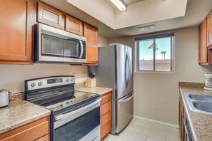 Fridge, microwave, stovetop, dishwasher - 5 Mi to Dtwn: Tucson Townhome w/ Pool Access! (Tucson)