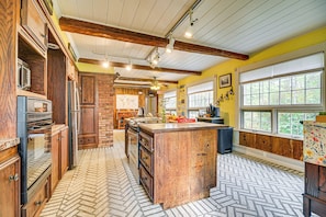 Fridge, microwave, stovetop, dishwasher - 1 Mi to Main St Fryeburg: Historic Family Home (Fryeburg)