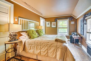 6 bedrooms, internet, bed sheets - 1 Mi to Main St Fryeburg: Historic Family Home (Fryeburg)