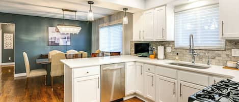 Fridge, microwave, stovetop, dishwasher