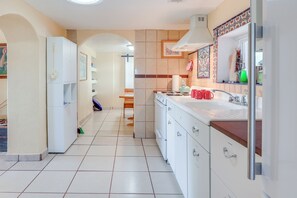 ثلاجة، ميكروويف، موقد طهي مسطح، ماكينة لصنع القهوة/الشاي