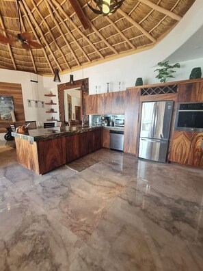 Jääkaappi, mikroaaltouuni, uuni, liesi