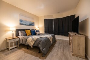 6 bedrooms, desk, iron/ironing board, free WiFi