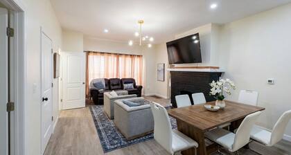 6-Bedroom 3-Bath Spacious Retreat 5 min to Downtown Indy Big Fenced-In Backyard