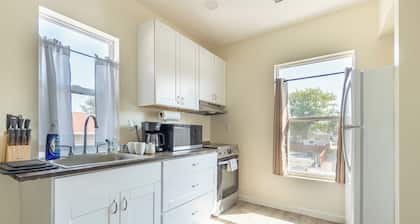 6-Bedroom 3-Bath Spacious Retreat 5 min to Downtown Indy Big Fenced-In Backyard